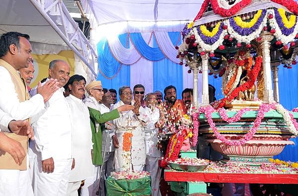<b>ನಾಡ ಹಬ್ಬ ದಸರಾಗೆ ಚಾಲನೆ...</b> ಹಿರಿಯ ಸಾಹಿತಿ, ನಾಡೋಜ ಚನ್ನವೀರ ಕಣವಿ ಅವರು ನಾಡ ದೇವತೆ ಚಾಮುಂಡೇಶ್ವರಿಗೆ ಪೂಜೆ ಸಲ್ಲಿಸುವ ಮೂಲಕ ವಿಶ್ವವಿಖ್ಯಾತ ಮೈಸೂರು ದಸರಾಗೆ ಚಾಲನೆ ನೀಡಿದರು. ಈ ವೇಳೆ ಮುಖ್ಯಮಂತ್ರಿ ಸಿದ್ದರಾಮಯ್ಯ ಹಾಗೂ ಇತರರು ಉಪಸ್ಥಿತರಿದ್ದರು.