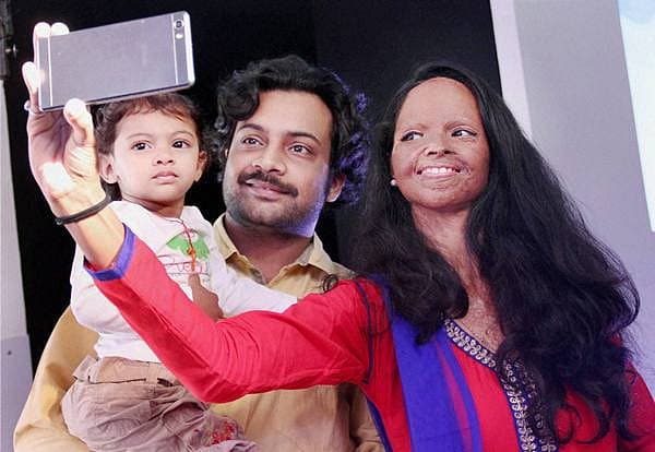 <b>ಆಸಿಡ್ ಸಂತ್ರಸ್ಥೆಯ ಸೆಲ್ಫಿ ಸಂಭ್ರಮ...</b> ಆಸಿಡ್ ದಾಳಿ ಸಂತ್ರಸ್ಥೆ ಲಕ್ಷ್ಮೀ ಅವರು ಬುಧವಾರ ಗುರಗಾಂವ್ ನಲ್ಲಿ ನಡೆದ ಕಾರ್ಯಕ್ರಮವೊಂದರಲ್ಲಿ ತಮ್ಮ ಮಗು ಮತ್ತು ಪತಿಯೊಂದಿಗೆ ಸೆಲ್ಫಿ ತೆಗೆದುಕೊಂಡಿದ್ದು ಹೀಗೆ.