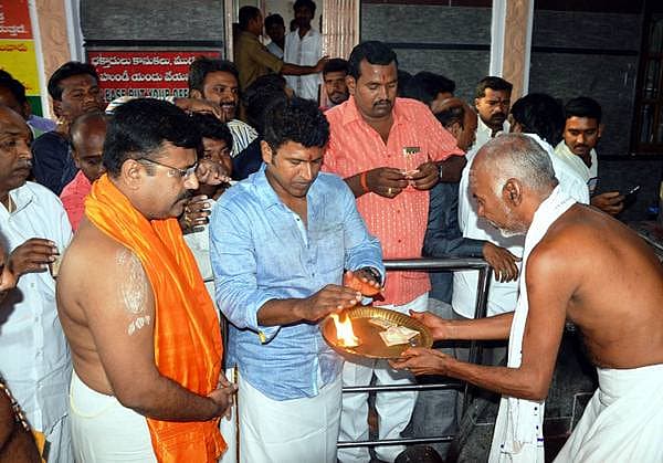 ರಾಘವೇಂದ್ರ ಸ್ವಾಮಿ ದರ್ಶನ ಪಡೆದ ಪುನೀತ್ ರಾಜ್‍ಕುಮಾರ್...<br>ಸ್ಯಾಂಡಲ್ವುಡ್ ನಟ ಪುನೀತ್ ರಾಜ್‍ಕುಮಾರ್ ಅವರು ಮಂತ್ರಾಲಯಕ್ಕೆ ಭೇಟಿ ನೀಡಿ ಗುರು ರಾಘವೇಂದ್ರ ಸ್ವಾಮಿಗಳ ದರ್ಶನ ಪಡೆದರು. <br><br>
