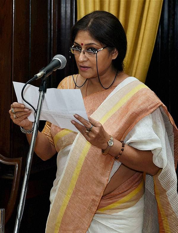 <b>ಸಂಸದೆಯಾಗಿ ರೂಪಾ ಗಂಗೂಲಿ ಪ್ರಮಾಣ... </b>ಬಿಜೆಪಿ ನಾಯಕಿ ರೂಪಾ ಗಂಗೂಲಿ ಅವರು ಶುಕ್ರವಾರ ಸಂಸತ್ ಭವನದಲ್ಲಿ ಉಪ ರಾಷ್ಟ್ರಪತಿ ಹಾಗೂ ರಾಜ್ಯಸಭೆಯ ಅಧ್ಯಕ್ಷೆ ಹಮಿದ್ ಅನ್ಸಾರಿ ಅವರಿಂದ ರಾಜ್ಯಸಭೆಯ ಸದಸ್ಯೆಯಾಗಿ ಪ್ರಮಾಣವಚನ ಸ್ವೀಕರಿಸಿದರು.