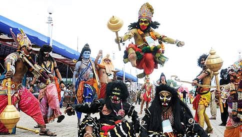ಮೈಸೂರು: ಹಲವು ದಿನಗಳ ಬರದ ನಂತರ ಜಂಬೂಸವಾರಿಯಲ್ಲಿ ವರುಣನ ಸಿಂಚನ