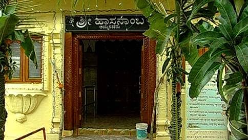 ತೆರೆದ ಹಾಸನಾಂಬೆ ಬಾಗಿಲು: ಭಕ್ತರ ಜೊತೆ ಕ್ಯೂನಲ್ಲಿ ದರ್ಶನ ಪಡೆದ ಜೆಡಿಎಸ್ ನಾಯಕರು