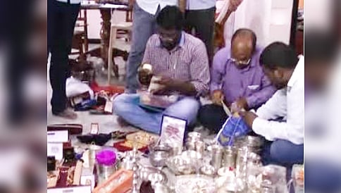 ಮನೆ ತುಂಬಾ ಚಿನ್ನ, ಬೆಳ್ಳಿ: ಎಸಿಬಿ ಬಲೆಗೆ ಬಿದ್ದ ಆಂಧ್ರದ ಆರ್ ಟಿಒ ಅಧಿಕಾರಿ!