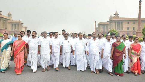 ಕಾವೇರಿಗಾಗಿ ಪ್ರಧಾನಿ ಕಚೇರಿಗೆ ಎಐಎಡಿಎಂಕೆ ಸಂಸದರ ಪರೇಡ್