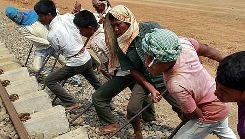 ಬೆಂಗಳೂರು: ಹಣವಿಲ್ಲದೇ, ಕೆಲಸವಿಲ್ಲದೇ, ದಿನಗೂಲಿ ನೌಕರರ ಪರದಾಟ