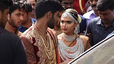ರೆಡ್ಡಿ ಪುತ್ರಿ ವಿವಾಹಕ್ಕೆ ಹಾಜರಾಗಿ ಎಲ್ಲರ ಹುಬ್ಬೇರುವಂತೆ ಮಾಡಿದ ಗೃಹ ಸಚಿವ