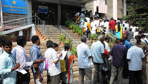ನೋಟು ನಿಷೇಧ: ಬ್ಯಾಂಕ್ ರಜೆ ಇದ್ದರೂ ಎಟಿಎಂಗಳ ಮುಂದೆ ತಗ್ಗಿದ ಕ್ಯೂ!