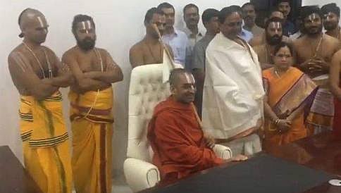 ತೆಲಂಗಾಣ ಸಿಎಂ ಕುರ್ಚಿಯಲ್ಲಿ ಕುಳಿತ ಸ್ವಾಮೀಜಿ: ಎಲ್ಲೆಡೆ ಬಿಸಿಬಿಸಿ ಚರ್ಚೆ