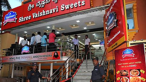 ಪಾನಿಪುರಿ 1 ರು, ಸಮೋಸ 3 ರು. ತಿನ್ನಲು ಮುಗಿಬಿದ್ದ ಮೈಸೂರು ಜನ