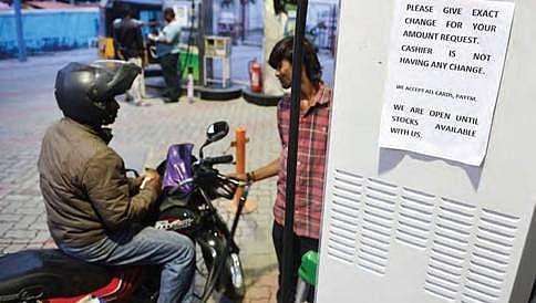 ಚಿಲ್ಲರೆ ಸಮಸ್ಯೆ: 500 ರು ಪೆಟ್ರೋಲ್ ತುಂಬಿಸಿಕೊಂಡವನ ಬೈಕ್ ಸುಟ್ಟು ಭಸ್ಮ