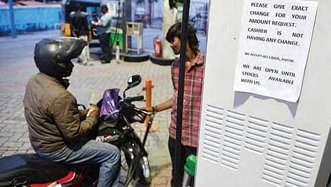 ಚಿಲ್ಲರೆ ಸಮಸ್ಯೆ: 500 ರು ಪೆಟ್ರೋಲ್ ತುಂಬಿಸಿಕೊಂಡವನ ಬೈಕ್ ಸುಟ್ಟು ಭಸ್ಮ