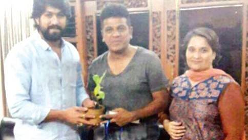 ವಿಭಿನ್ನ ರೀತಿಯಲ್ಲಿ ಮದುವೆ ಆಮಂತ್ರಣ ಪತ್ರಿಕೆ ಹಂಚುತ್ತಿರುವ ನಟ ಯಶ್