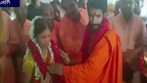 ಸನ್ಯಾಸತ್ವ ತ್ಯಜಿಸಿ ದಾಂಪತ್ಯಕ್ಕೆ ಕಾಲಿಟ್ಟ ಪ್ರಣವಾನಂದ ಸ್ವಾಮೀಜಿ