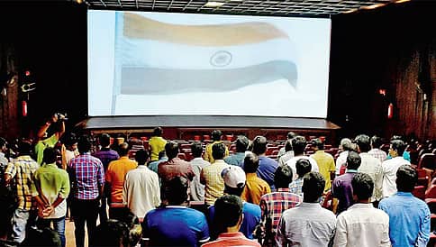 ಥಿಯೇಟರ್ ನಲ್ಲಿ ರಾಷ್ಟ್ರಗೀತೆ ಹಾಡುವ ವೇಳೆ ಎದ್ದು ನಿಲ್ಲದ ವಿದ್ಯಾರ್ಥಿಗಳ ಮೇಲೆ ಹಲ್ಲೆ!