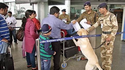 ನೋಟು ನಿಷೇಧ: ವಿಮಾನ ನಿಲ್ದಾಣಗಳಲ್ಲಿ 70 ಕೋಟಿ ಹಣ, 170 ಕೆಜಿ ಚಿನ್ನ ವಶ