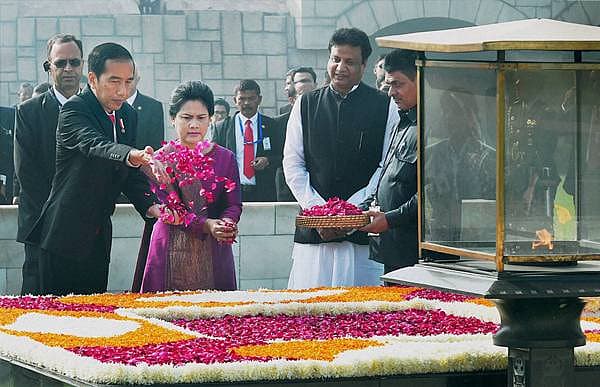 <b>ಮಹಾತ್ಮನಿಗೆ ಪುಷ್ಪ ನಮನ... </b>ಭಾರತ ಪ್ರವಾಸದಲ್ಲಿರುವ ಇಂಡೋನೆಷ್ಯಾ ಅಧ್ಯಕ್ಷ ಜೋಕೋ ವಿಡೊಡೊ ಹಾಗೂ ಅವರ ಪತ್ನಿ ಎಚ್.ದೆ.ಇರಿನಾ ಅವರು ಸೋಮವಾರ ದೆಹಲಿಯಲ್ಲಿ ರಾಜಘಾಟ್ ಗೆ ಭೇಟಿ ನೀಡಿ ಮಹಾತ್ಮ ಗಾಂಧಿ ಸಮಾಧಿಗೆ ಪುಷ್ಪ ನಮನ ಸಲ್ಲಿಸಿದರು.