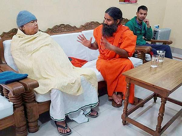 <b>ಲಾಲುಗೆ ಯೋಗ ಕ್ಲಾಸಾ...?</b> ಯೋಗ ಗುರು ಬಾಬಾ ರಾಮ್ ದೇವ್ ಅವರು ಶುಕ್ರವಾರ ಪಾಟ್ನಾದಲ್ಲಿ ಆರ್ ಜೆಡಿ ಮುಖ್ಯಸ್ಥ ಲಾಲು ಪ್ರಸಾದ್ ಯಾದವ್ ಅವರನ್ನು ಭೇಟಿ ಮಾಡಿ, ಮಾತುಕತೆ ನಡೆಸಿದರು.