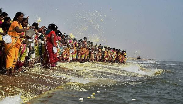 <b>ರಕ್ಕಸ ಸುನಾಮಿಗೆ 12 ವರ್ಷ... </b>ಸುಮಾರು ಎರಡು ಲಕ್ಷ ಜನರನ್ನು ಬಲಿ ಪಡೆದ 2004ರ ರಕ್ಕಸ ಸುನಾಮಿಗೆ ಸೋಮವಾರ 12 ವರ್ಷ. ಈ ಹಿನ್ನೆಲೆಯಲ್ಲಿ ಮಹಿಳೆಯರು ಚೆನ್ನೈನ ಮರಿನಾ ಬೀಚ್ ನಲ್ಲಿ ಮೃತರಿಗೆ ಶ್ರದ್ಧಾಂಜಲಿ ಸಲ್ಲಿಸಿದ್ದು ಹೀಗೆ.