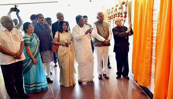 <b>ಶಂಕರ ಕ್ಯಾನ್ಸರ್‌ ಆಸ್ಪತ್ರೆ ಲೋಕಾರ್ಪಣೆ...</b> ರಾಷ್ಟ್ರಪತಿ ಪ್ರಣವ್‌ ಮುಖರ್ಜಿ ಅವರು ಶುಕ್ರವಾರ ಬೆಂಗಳೂರಿನಲ್ಲಿ ಶಂಕರ ಕ್ಯಾನ್ಸರ್‌ ಆಸ್ಪತ್ರೆ ಮತ್ತು ಸಂಶೋಧನಾ ಕೇಂದ್ರವನ್ನು ಲೋಕಾರ್ಪಣೆಗೊಳಿಸಿದರು. ಈ ವೇಳೆ ರಾಜ್ಯಪಾಲ ವಜುಭಾಯಿ ವಾಲಾ ಹಾಗೂ ಮುಖ್ಯಮಂತ್ರಿ ಸಿದ್ದರಾಮಯ್ಯ ಇದ್ದರು.
