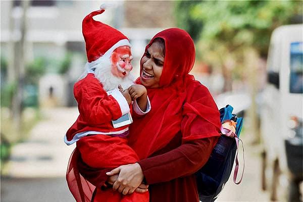 <b>ಪುಟಾಣಿ ಸಂತಾಕ್ಲಾಸ್...</b> ಚೆನ್ನೈನ ಮುಸ್ಲಿಂ ಮಹಿಳೆಯೊಬ್ಬರು ಸಂತಾಕ್ಲಾಸ್ ವೇಷಧಾರಿ ತನ್ನ ಮಗುವನ್ನು  ಕ್ರಿಸ್ಮಸ್ ಆಚರಣೆ ಕಾರ್ಯಕ್ರಮಕ್ಕೆ ಕರೆದೊಯ್ಯುತ್ತಿರುವುದು.