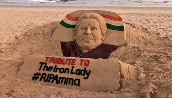<b>ಅಮ್ಮನಿಗೆ ಸಂತಾಪ...</b> ಖ್ಯಾತ ಮರಳು ಕಲಾವಿದ ಸುದರ್ಶನ್ ಪಟ್ನಾಯಕ್ ಅವರು ಒಡಿಶಾದ ಪೂರಿ ಬೀಚ್ ನಲ್ಲಿ ತಮಿಳುನಾಡು ಮುಖ್ಯಮಂತ್ರಿ ಜೆ.ಜಯಲಲಿತಾ ಅವರ ನಿಧನ ಸಂತಾಪ ಸೂಚಿಸಿದ್ದು ಹೀಗೆ.