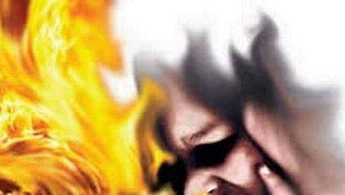 ಬೆಳೆ ನಾಶ: ಹೊಲದಲ್ಲೇ ಬೆಂಕಿ ಹಚ್ಚಿಕೊಂಡು ಆತ್ಮಹತ್ಯೆ ಮಾಡಿಕೊಂಡ ರೈತ ಮಹಿಳೆ