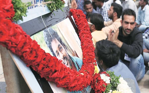 <div><b>ರೋಹಿತ್ ವೇಮುಲಾ ಆತ್ಮಹತ್ಯೆ ಪ್ರಕರಣ: </b>ಹೈದರಾಬಾದ್ ವಿಶ್ವವಿದ್ಯಾಲಯದ ವಿದ್ಯಾರ್ಥಿ ರೋಹಿತ್ ವೇಮುಲಾ  ಆತ್ಮಹತ್ಯೆ ಮಾಡಿಕೊಂಡ ಪ್ರಕರಣ ದೇಶಾದ್ಯಂತ ಭಾರಿ ಚರ್ಚೆಯಾಗಿತ್ತು. ಅಂಬೇಡ್ಕರ್ ಸ್ಟುಡೆಂಟ್ ಅಸೋಸಿಯೇಷನ್ (ಎಎಸ್ಎ) ಸಂಘಟನೆಯ ಸಕ್ರಿಯ ಕಾರ್ಯಕರ್ತರಾಗಿದ್ದ ರೋಹಿತ್ ವೇಮುಲಾ ಅವರನ್ನು ಮುಝಫರ್