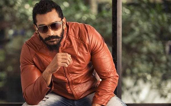 <b>ಅನಿಲ್</b><br><br>ಕನ್ನಡ ಚಿತ್ರರಂಗದ ಖ್ಯಾತ ಖಳನಟ ಅನಿಲ್ ಅವರು ನವೆಂಬರ್ 7 ರಂದು ಮಾಸ್ತಿಗುಡಿ ಚಿತ್ರದ ಚಿತ್ರೀಕರಣದ ವೇಳೆ ನೀರಿನಲ್ಲಿ ಮುಳುಗಿ ಸಾವನ್ನಪ್ಪಿದ್ದರು, <br>
