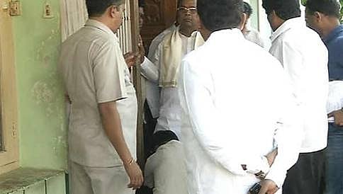 ಅಪ್ತ ಸಹಾಯಕನಿಂದ ಶೂ ಹಾಕಿಸಿಕೊಂಡ ಸಿಎಂ ವಿಡಿಯೋ ವೈರಲ್: ಸ್ಪಷ್ಟನೆ ನೀಡಿದ ಸಿದ್ದರಾಮಯ್ಯ