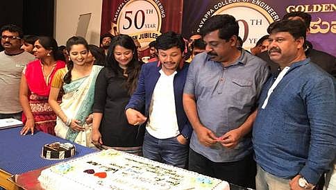 ಮುಂಗಾರು ಮಳೆಗೆ ದಶಕ: ಮುಗುಳುನಗೆ ಸೆಟ್ ನಲ್ಲಿ ಸಂಭ್ರಮಾಚರಣೆ