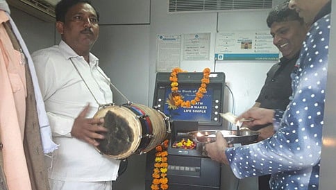 ದೆಹಲಿ: 'ನೋ ಕ್ಯಾಷ್' ಫಲಕ ನೋಡಿ ಬೇಸತ್ತು ಎಟಿಎಂ ಗೆ ಪೂಜೆ ಮಾಡಿದ ಜನರು!