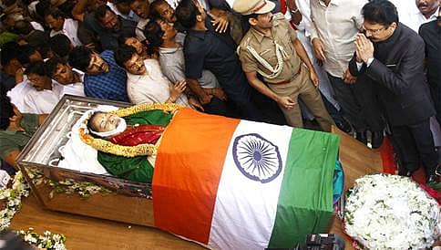 ಜಯಾ ಯುಗಾಂತ್ಯ: ಕೊಯಮತ್ತೂರಿನಲ್ಲಿ ಮೂವರು ಸಾವು, ಇಬ್ಬರು ಆತ್ಮಹತ್ಯೆಗೆ ಯತ್ನ