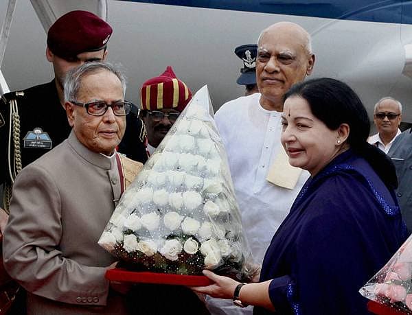 ರಾಷ್ಟ್ರಪತಿ ಪ್ರಣಬ್ ಮುಖರ್ಜಿ ಅವರೊಂದಿಗೆ ಜಯಲಲಿತಾ