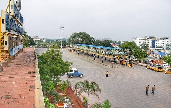 <div>ಮುಖ್ಯಮಂತ್ರಿ ಜಯಲಲಿತಾ ಅವರ ಸಾವಿನ ಸುದ್ದಿ ಘೋಷಣೆಯಾದ ನಂತರ ತಮಿಳುನಾಡಿನಲ್ಲಿ ಅಘೋಷಿತ ಬಂದ್ ಉಂಟಾಗಿದೆ. ಇದು ಮಧುರೈ ಮಟ್ಟುದವನಿ ಬಸ್ ನಿಲ್ದಾಣದ ದೃಶ್ಯ.</div><div><br></div>