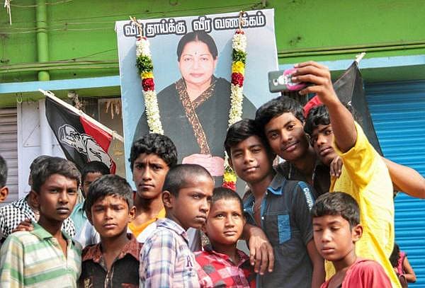 ಮುಖ್ಯಮಂತ್ರಿ ಜಯಲಲಿತಾ ಅವರ ಶ್ರದ್ಧಾಂಜಲಿ ಭಾವಚಿತ್ರದ ಎದುರು ನೆನಪಿಗಾಗಿ ಕೆಲವು ಶಾಲಾ ಮಕ್ಕಳು ಸೆಲ್ಫಿ ತೆಗೆದುಕೊಳ್ಳುತ್ತಿರುವುದು.