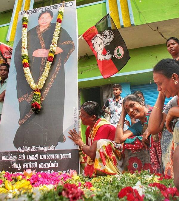 <div>ಜಯಲಲಿತಾ ಸಾವಿನಿಂದ ಮಧುರೈಯಲ್ಲಿ ಅವರ ಮಹಿಳಾ ಅಭಿಮಾನಿಗಳು ಕಂಗೆಟ್ಟು ಕುಳಿತಿರುವುದು.</div><div><br></div>