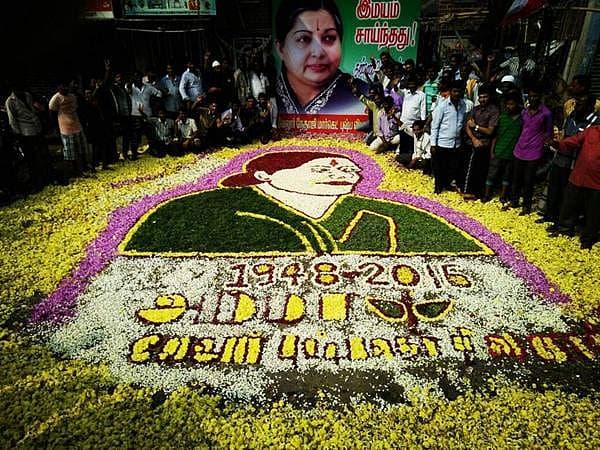 <div>ವೆಲ್ಲೂರಿನ ನೇತಾಜಿ ಮಾರುಕಟ್ಟೆಯಲ್ಲಿ ಹೂ ವ್ಯಾಪಾರಿಗಳು ಹೂವಿನಲ್ಲಿ ಜಯಲಲಿತಾ ಅವರ ಭಾವಚಿತ್ರವನ್ನು ಬಿಡಿಸಿ ನಾಯಕಿಗೆ ಗೌರವ ಸೂಚಿಸಿದ್ದು ಹೀಗೆ.</div><div><br></div>