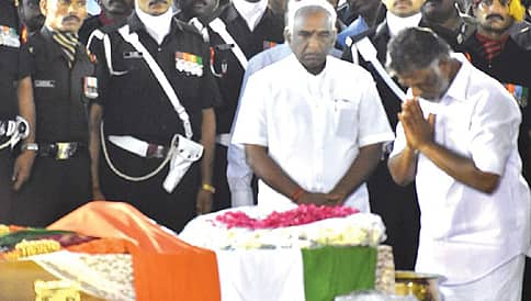 ಜಯಾ ನಿಧನ: ಸಿಎಂ ಪನ್ನೀರ್ ಸೆಲ್ವಂ ಮುಂದಿದೆ ದುರ್ಗಮ ಹಾದಿ!