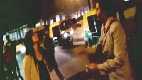 ಬೈಕ್'ಗೆ ಡಿಕ್ಕಿ ಹೊಡೆದಿದ್ದೂ ಅಲ್ಲದೆ, ರಾದ್ಧಾಂತ ಮಾಡಿದ ಯುವತಿ