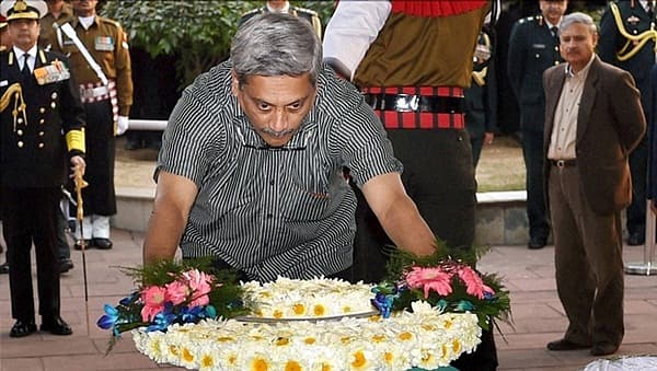 ದೆಹಲಿಯ ಬ್ರಾರ್ ಚೌಕ್ ನಲ್ಲಿ ಹನುಮಂತಪ್ಪ ಅವರ ಪಾರ್ಥೀವ ಶರೀರಕ್ಕೆ ರಕ್ಷಣಾ ಸಚಿವ ಮನೋಹರ್ ಪರಿಕ್ಕರ್ ಗೌರವ ಸಲ್ಲಿಸಿದರು.