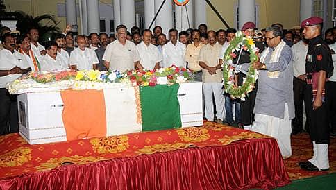 ಸಕಲ ಸರ್ಕಾರಿ ಗೌರವಗಳೊಂದಿಗೆ ಮೃತ ಯೋಧ ಪಿಎನ್ ಮಹೇಶ್ ಅಂತ್ಯಕ್ರಿಯೆ
