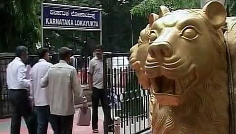 ಕಲಬುರ್ಗಿಯಲ್ಲಿ ಲೋಕಾ ದಾಳಿ; ಪಿಡಬ್ಲ್ಯುಡಿ ಅಧಿಕಾರಿ ಮನೆಯಲ್ಲಿ ದಾಖಲೆ ಪರಿಶೀಲನೆ