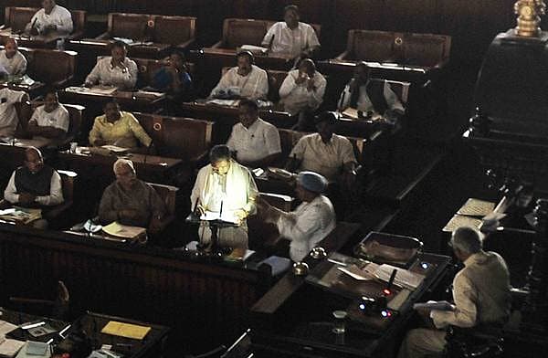 <b>ಬಜೆಟ್ ಗೆ ಕತ್ತಲು ಕವಿದ ಕ್ಷಣ...</b><br>ವಿಧಾನಸೌಧದಲ್ಲಿ ಸಿದ್ದರಾಮಯ್ಯನವರು ಮುಖ್ಯಮಂತ್ರಿಯಾಗಿ ಮಂಡಿಸಿದ 4ನೇ ಬಜೆಟ್ ವೇಳೆ ಪವರ್ ಕಟ್ ಆಗಿ ಮೊಬೈಲ್ ಟಾರ್ಚ್ ನಲ್ಲಿ ಬಜೆಟ್ ಓದುವಂತ ಪರಿಸ್ಥಿತಿ ಉದ್ಬವಿಸಿತ್ತು.<br>