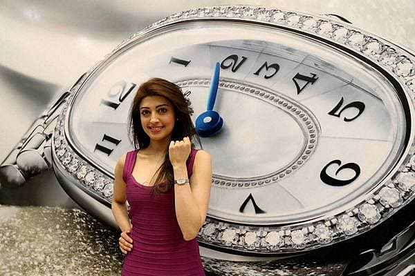 <b>ನನ್ನ ಸಮಯ ಶುರು...</b><br>ಬೆಂಗಳೂರಿನಲ್ಲಿ ಲೊಂಗಿನೆಸ್ ಸೈಮ್ಫೋನೆಟೆ ವಾಚ್ ಗಳ ಉದ್ಘಾಟನೆ ವೇಳೆ ಕನ್ನಡದ ನಟಿ ಪ್ರಣೀತ ಸುಭಾಶ್ ಫೋನ್ ನೀಡಿದ ರೀತಿ.