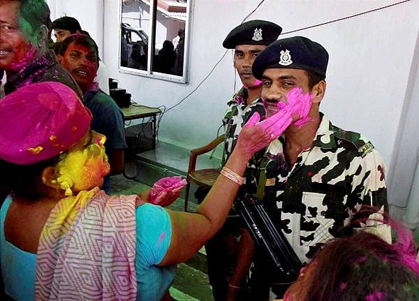 <b>ಯೋಧರೊಂದಿಗೆ ಹೋಳಿ ಮಿಲನ: </b>ಎಲ್ ಜೆಪಿ ಮಹಿಳಾ ಕಾರ್ಯಕರ್ತರು ಮಂಗಳವಾರ ಪಾಟ್ನಾದ ಪಕ್ಷದ ಕಚೇರಿಯಲ್ಲಿ ನಡೆದ ಹೋಳಿ ಮಿಲನ ಕಾರ್ಯಕ್ರದಲ್ಲಿ ಯೋಧರೊಂದಿಗೆ ಹೋಳಿ ಆಚರಿಸಿದರು.