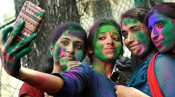 <b>ಹೋಳಿ ಬಳಿಕ ಯುವತಿಯರ ಸೆಲ್ಫಿ...</b><br>ಹೋಳಿ ಆಚರಣೆ ಹಿನ್ನೆಲೆ ಯುವತಿಯರು ಪರಸ್ಪರ ಹೋಳಿ ಹಚ್ಚಿಕೊಂಡು ಸೆಲ್ಫಿಗೆ ಫೋಸ್ ಕೊಟ್ಟಿದ್ದು ಹೀಗೆ.