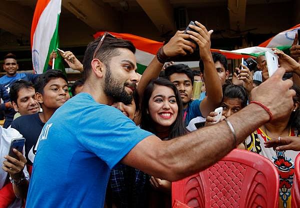 <b>ಬೆಂಗಳೂರಿನ ಅಭಿಮಾನಿಗಳ ಜತೆ ಕೊಹ್ಲಿ ಸೆಲ್ಫಿ...</b><br>ಬಾಂಗ್ಲಾದೇಶದ ವಿರುದ್ಧದ ಪಂದ್ಯಕ್ಕಾಗಿ ಬೆಂಗಳೂರಿಗೆ ಆಗಮಿಸಿರುವ ಟೀಂ ಇಂಡಿಯಾ ಅಭ್ಯಸದಲ್ಲಿ ತೊಡಗಿದೆ. ಈ ಮಧ್ಯೆ ವಿರಾಟ್ ಕೊಹ್ಲಿ ಅವರು ಅಭಿಮಾನಿಗಳೊಂದಿಗೆ ಸೆಲ್ಫಿ ತೆಗೆದುಕೊಂಡರು.
