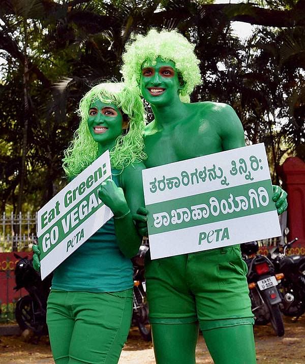 <b>ತರಕಾರಿ ತಿನ್ನಿ...</b> ಬೆಂಗಳೂರಿನ ಲಾಲ್ ಬಾಗ್ ಗೇಟ್ ನಲ್ಲಿ ಬುಧವಾರ ಪೇಟಾ ಸದಸ್ಯರಿಬ್ಬರು ತಮ್ಮ ದೇಹಕ್ಕೆ ಹಸಿರು ಬಣ್ಣ ಹಚ್ಚಿಕೊಂಡು ತರಕಾರಿ ತಿನ್ನಿ, ಶಾಖಾಹಾರಿಯಾಗಿರಿ ಎಂಬ ಪದಕದೊಂದಿಗೆ ಕಾಣಿಸಿಕೊಂಡಿದ್ದು ಹೀಗೆ.