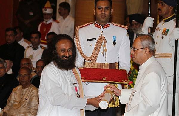 <b>ಶ್ರೀ ಶ್ರೀ ರವಿಶಂಕರ್ ಅವರಿಗೆ ಪದ್ಮವಿಭೂಷಣ ಪ್ರಶಸ್ತಿ ಪ್ರದಾನ...</b><br>2016ರ ಪದ್ಮ ಪ್ರಶಸ್ತಿ ಪ್ರದಾನ ಸಮಾರಂಭದ ವೇಳೆ ರಾಷ್ಟ್ರಪತಿ ಪ್ರಣಬ್ ಮುಖರ್ಜಿ ಅವರು ಶ್ರೀ ಶ್ರೀ ರವಿಶಂಕರ್ ಅವರಿಗೆ ಪದ್ಮವಿಭೂಷಣ ಪ್ರಶಸ್ತಿ ಪ್ರಧಾನ ಮಾಡಿದರು. <br>