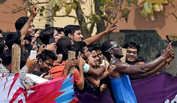 <b>ಅಭಿಮಾನದ ಸೆಲ್ಫಿ...</b> ಕೋಲ್ಕತಾದಲ್ಲಿ ಶನಿವಾರ ನಡೆದ ತರಬೇತಿ ಪಂದ್ಯದ ವೇಳೆ ವೆಸ್ಟ್ ಇಂಡೀಸ್ ತಂಡದ ನಾಯಕ ಡರೇನ್ ಸಮಿ ಅವರು ಅಭಿಮಾನಿಗಳೊಂದಿಗೆ ಸೆಲ್ಫಿ ತೆಗೆದುಕೊಂಡಿದ್ದು ಹೀಗೆ.